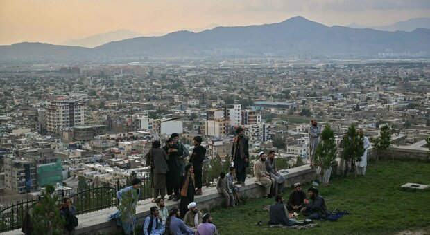 Kabul, esplosione in una moschea: almeno 20 morti e 40 feriti. Tra le vittime anche l'imam