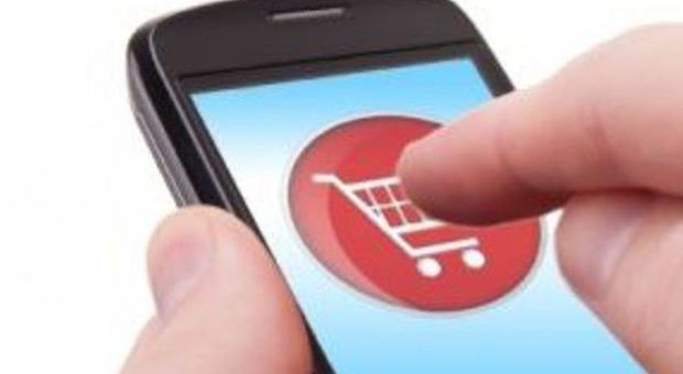 Lo smartphone è il dispositivo preferito dagli ​italiani per lo shopping online: sorpassato il pc
