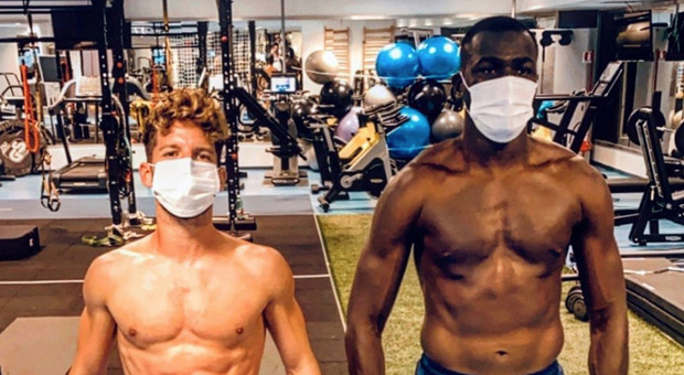 Mertens e Koulibaly mostrano i muscoli: «Una settimana e cambiamo sport»