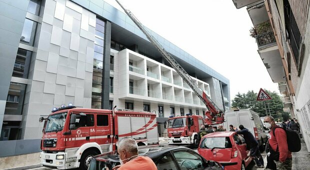 Roma, incendio nel cantiere della nuova clinica Paideia, intossicato un vigile del fuoco