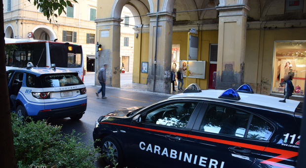 Polizia e carabinieri accorsi per l'aggressione in centro