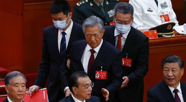 Cina, allontanato a forza l'ex presidente Hu Jintao dalla sala del congresso nazionale del Partito comunista Video