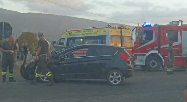 Incidente tra due auto sulla Casilina, feriti i conducenti: uno è in condizioni serie