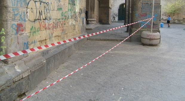 Napoli, crollano calcinacci dal monastero di Santa Chiara| Guarda le foto