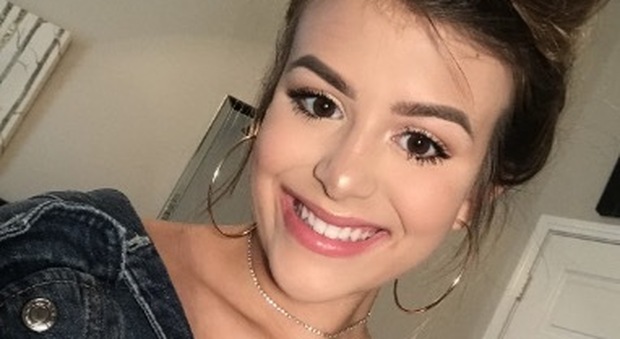 Si slaccia la cintura per scattarsi un selfie: l'amico perde il controllo dell'auto e lei muore a 16 anni