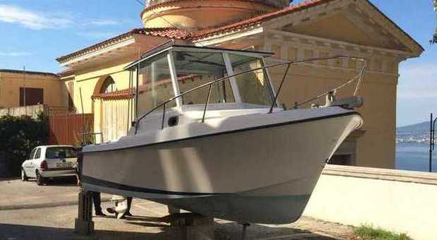 Castellammare. Piazzale di Palazzo Reale «parcheggio» per barche: multati i proprietari