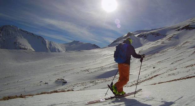 Un escursionista scia sui Sibillini maceratesi