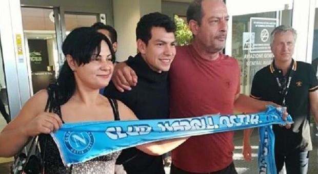 Napoli, Lozano è arrivato a Roma: abbracci, selfie e sciarpa azzurra