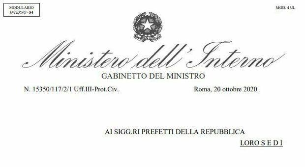 Coprifuoco, le regole del Viminale: vie e piazze anche a numero chiuso, stop dopo intese sindaci-prefetti