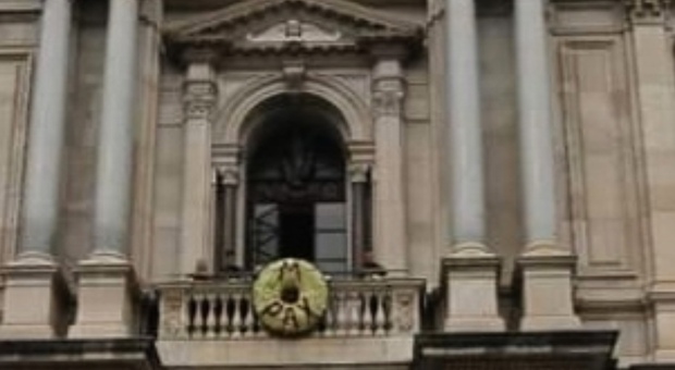 Pompei, alla Madonna 1.200 rose per chiedere la fine della pandemia