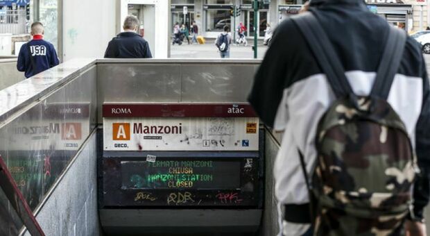 Roma, riaperte le stazioni della metro A chiuse dopo il blackout elettrico: «È durato pochi attimi»