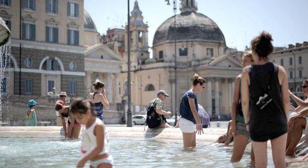 Turisti fanno il bagno nella fontana di piazza del Popolo