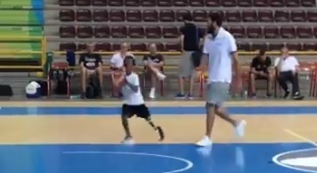 Gigi Datome gioca con un bambino con la gamba artificiale dopo l'allenamento. Il video