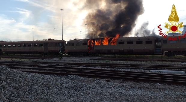 Vagone ferroviario dismesso in fiamme: è giallo sulle cause