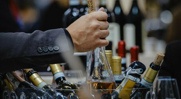 Aperitivo, l’happy hour fa crescere i consumi di vino italiano: il trend coinvolge più di 14 milioni di persone
