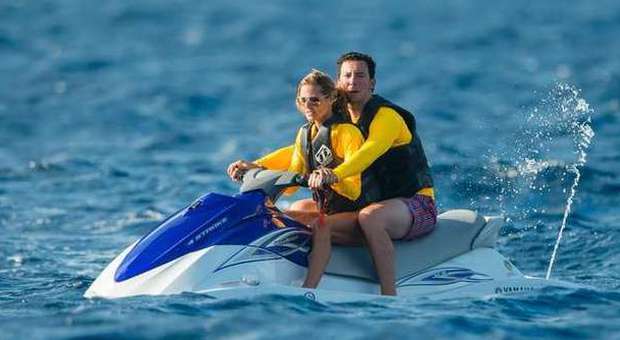 Heidi Klum in moto d'acqua a Saint Barth poi tante coccole con il fidanzato