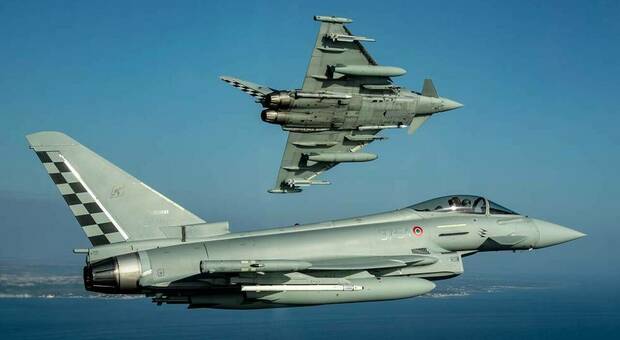 Eurofighter italiano intercetta aerei russi nel Mar Baltico: l'allarme dal centro di comando Nato in Germania
