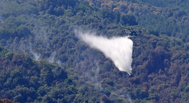 Incendi sul Vesuvio, anche oggi elicotteri in azione per spegnere le «fumarole»