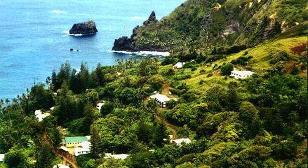 Le isole Pitcairn e la loro capitale Adamstown con soli 48 abitanti