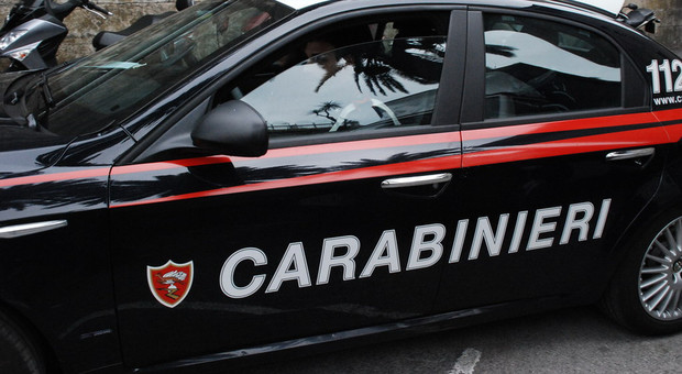 Roma, non si ferma all'alt e tenta di investire i carabinieri: poi travolge le auto parcheggiate