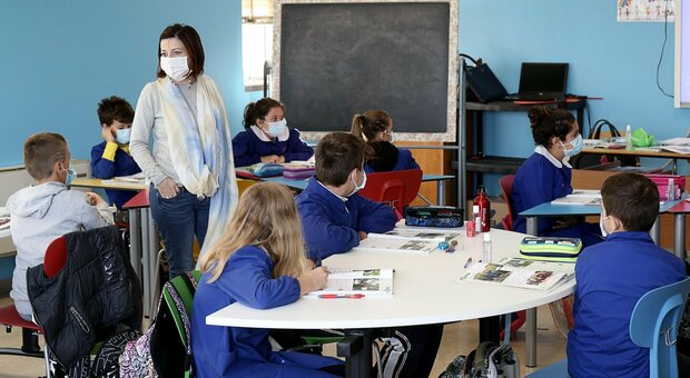 Covid, in Puglia tamponi gratis per i sospetti positivi a scuola