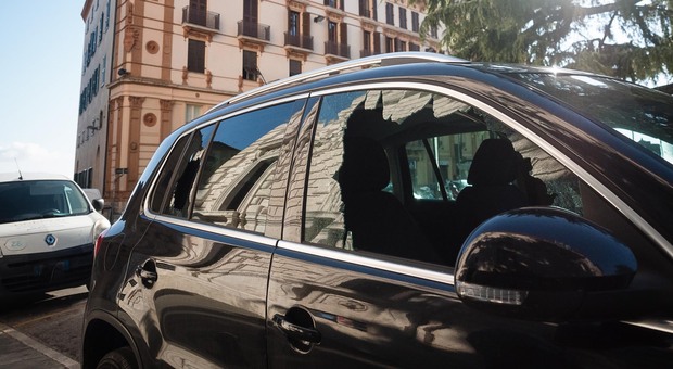 Nella foto d'archivio auto con il finestrino spaccato nel centro di Perugia