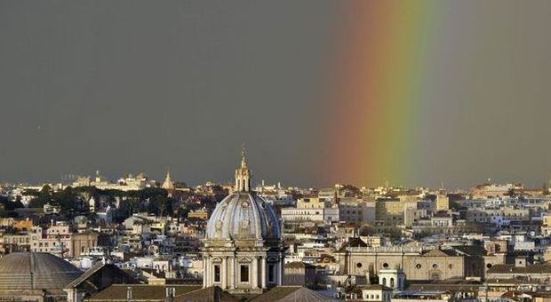Roma, emozioni al tramonto con doppio arcobaleno e nubi infuocate dai raggi del sole