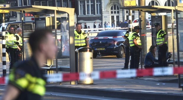 Amsterdam, auto travolge pedoni davanti alla stazione: otto feriti, due gravi