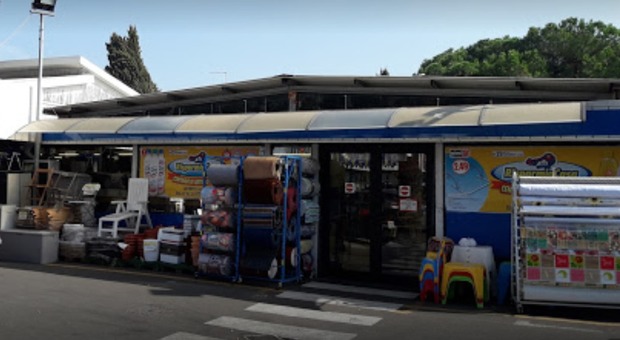 Roma, terrore in un supermercato: titolare accoltellato dopo una rapina
