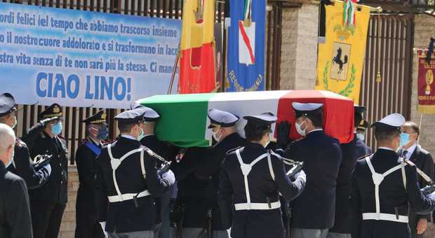 Poliziotto ucciso a Napoli, funerali a Secondigliano: «Lino un eroe, non lo dimenticheremo»