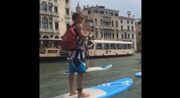 Il video dei ragazzi sul surf a Venezia