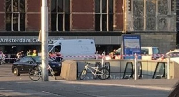 Amsterdam, auto contro pedoni: 8 feriti, due gravi. Arrestato l'autista. La polizia: un incidente - Video/diretta