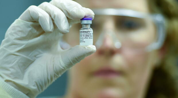 Vaccino Pfizer, studio UK: una dose riduce del 72% il rischio di infezione