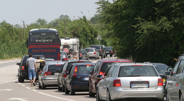 Camion sbanda e finisce semi ribaltato: chiusa la statale Triestina