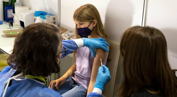 Vaccino ai bimbi, Figliuolo: al via il 16 dicembre L'Iss: «Il Covid è rischioso anche per i più piccoli»