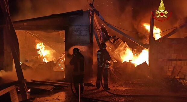 Incendio ad Arcevia nella notte, vigili del fuoco al lavoro no-stop dalle 3 di mattina. Le foto