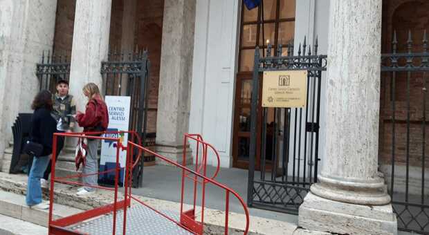 L'ingresso dell'ex Borsa Merci di via Mazzini, in centro a Perugia, dove si trasferirà presto lo Iat (accoglienza turistica)