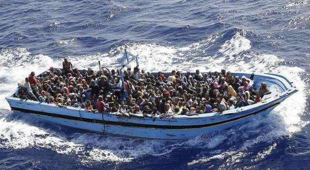 Soccorso barcone con 400 migranti: almeno 40 morti per soffocamento nella stiva
