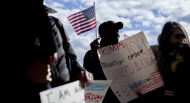 Trump, caos e proteste all'aeroporto di New York dopo lo stop ai rifugiati