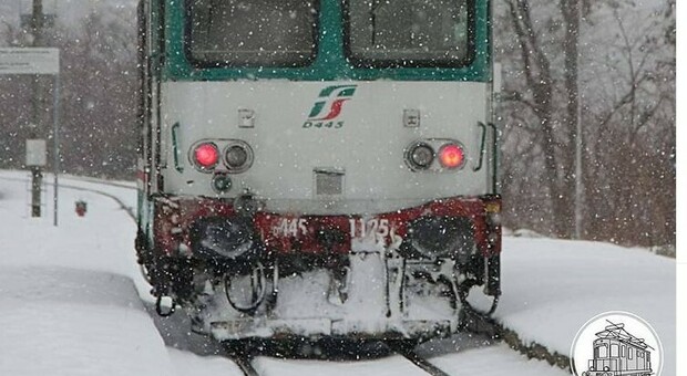 Treni cancellati su tutta la tratta e sotto accusa finisce il Piano neve