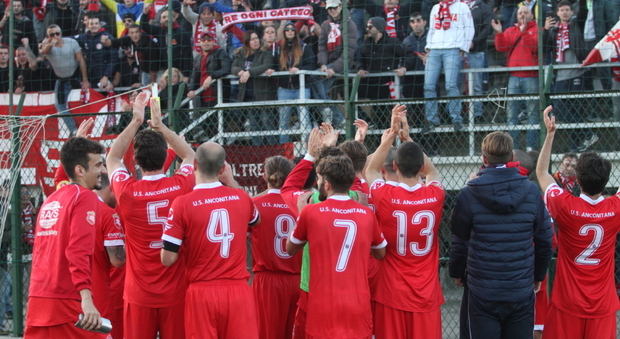 I giocatori dell'Anconitana dopo il 4-0 contro il Ponterio a Senigallia