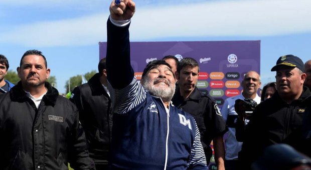 Maradona, vittoria e nuovo balletto Poi il coro: «Diego non se ne va»