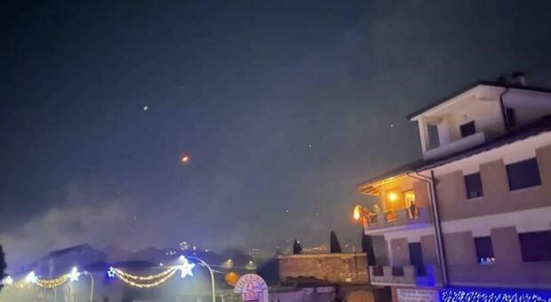 Castelliri, seicento lanterne luminose nel cielo: con il ricavato un defibrillatore
