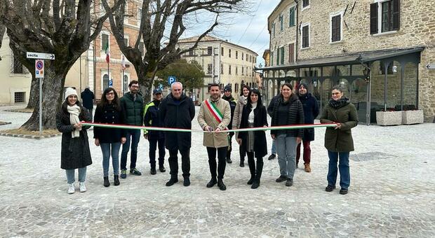 il sindaco Vittori illustra gli obiettivi durante la cerimonia del taglio del nastro del nuovo piazzale Mazzini