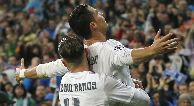 Cristiano Ronaldo festeggiato da Sergio Ramosd dopo il suo terzo gol al Wolfsburg