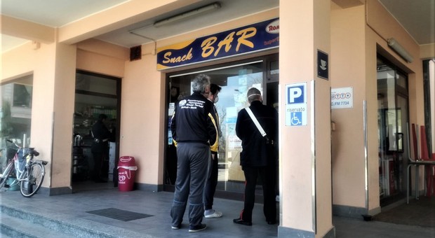 Porto Sant'Elpidio, assalto all'aera di servizio: il ladro fugge a piedi nelle campagne con soldi e sigarette