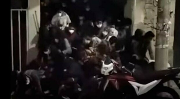 Una festa clandestina termina in una valanga umana dopo l'irruzione della polizia - VIDEO