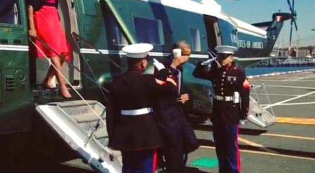 Obama saluta con tazza di caffè due marines: il gesto "irrispettoso" fa arrabbiare i militari