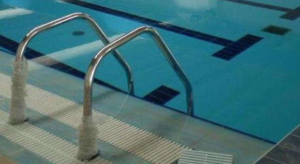 Tragedia nella piscina di un hotel: morto un bimbo, altri 6 avvelenati