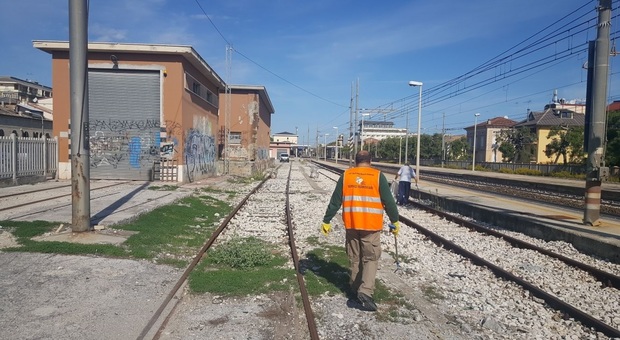 Porto San Giorgio, rimane con il braccio impigliato nel treno in partenza, ma scappa prima dei soccorsi